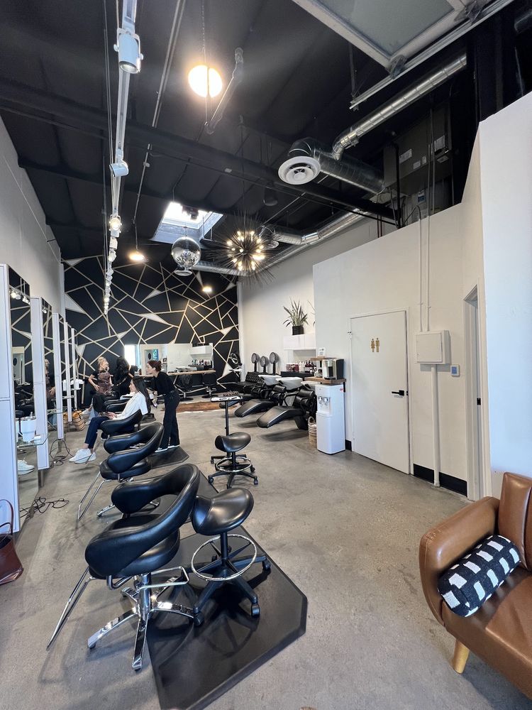 Tomahawk salon interior